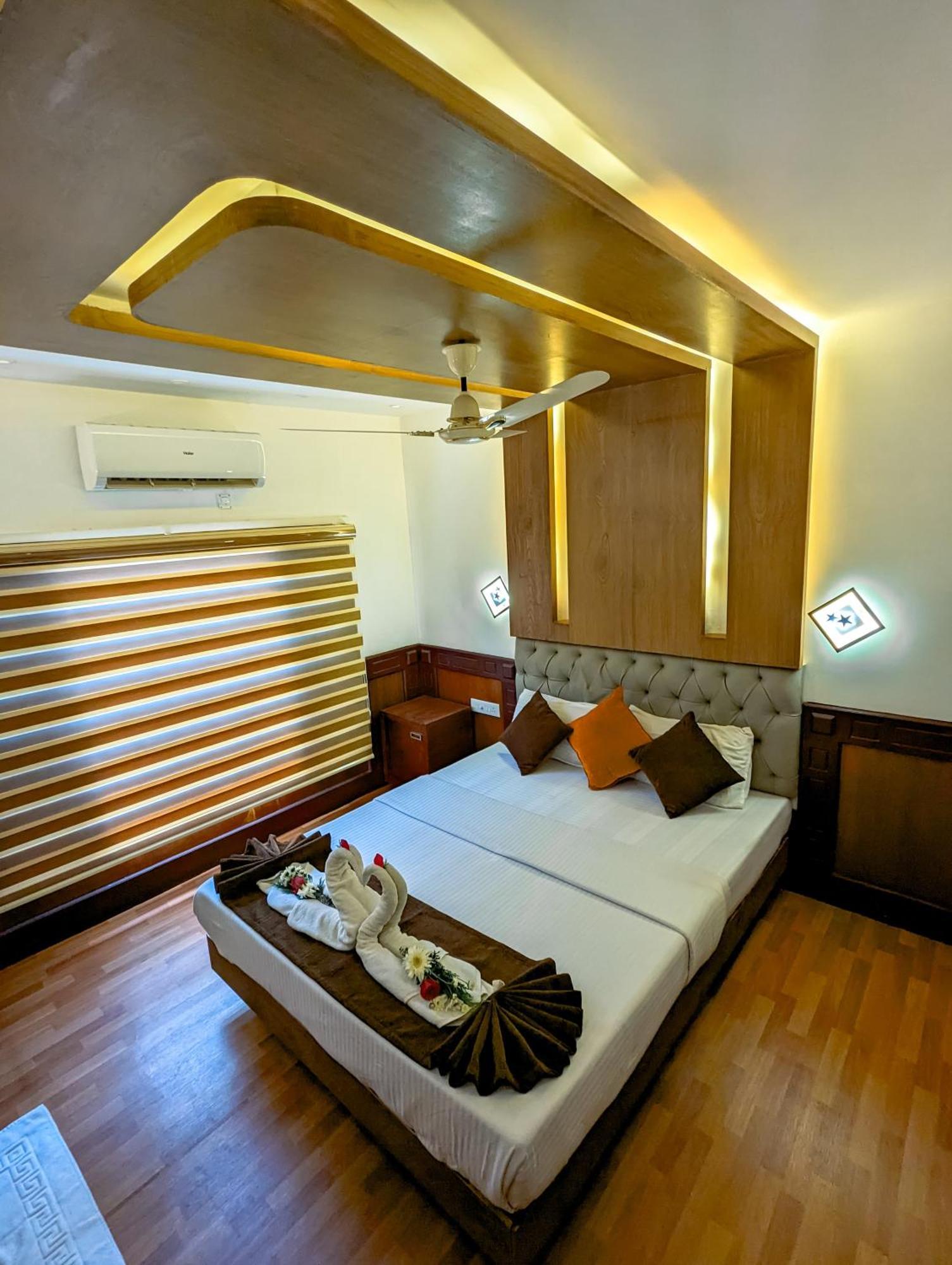 Grand Villa Houseboat Kumarakom Exterior photo